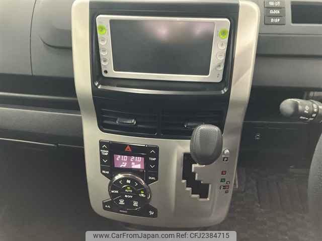 Toyota Voxy thumbnail 7