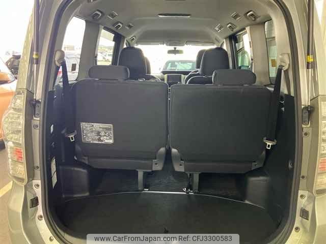 Toyota Voxy thumbnail 11