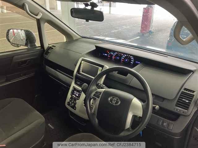 Toyota Voxy thumbnail 4