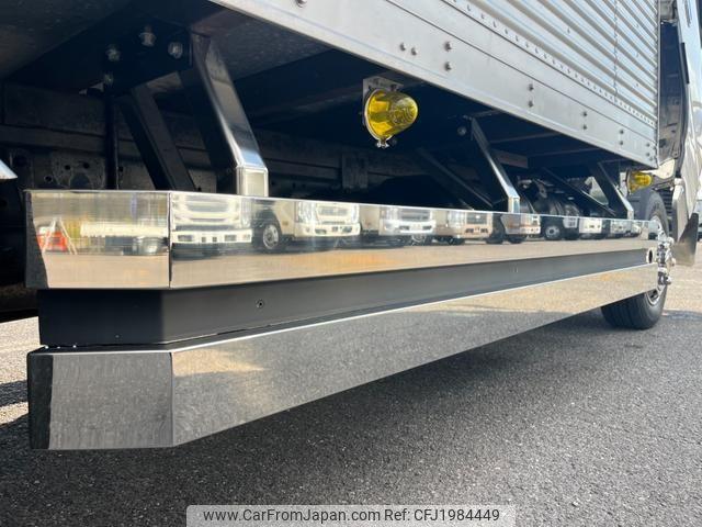 Isuzu Elf Truck 2000 thumbnail 51