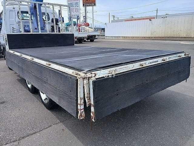Mitsubishi Fuso Canter 2000 thumbnail 12