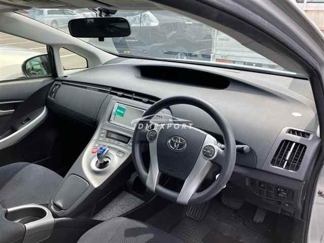 Toyota Prius thumbnail 4