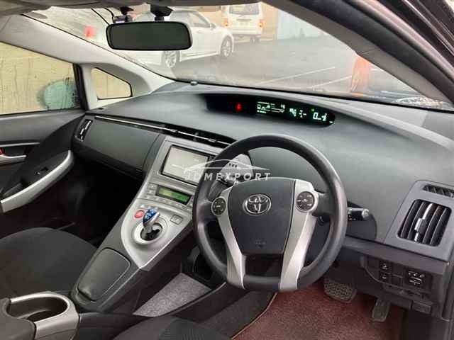 Toyota Prius thumbnail 4