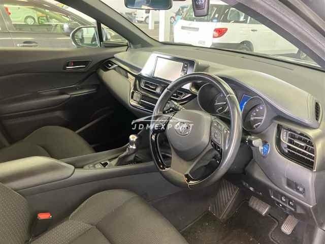 Toyota C-HR thumbnail 4