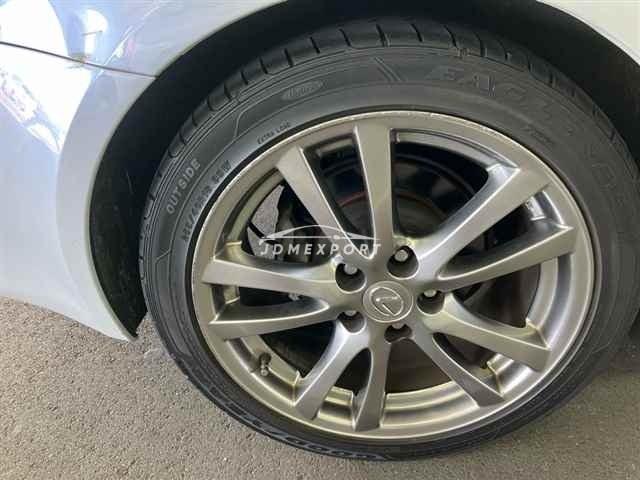 Lexus IS thumbnail 10