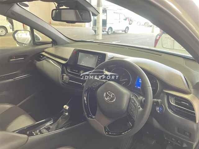 Toyota C-HR thumbnail 4