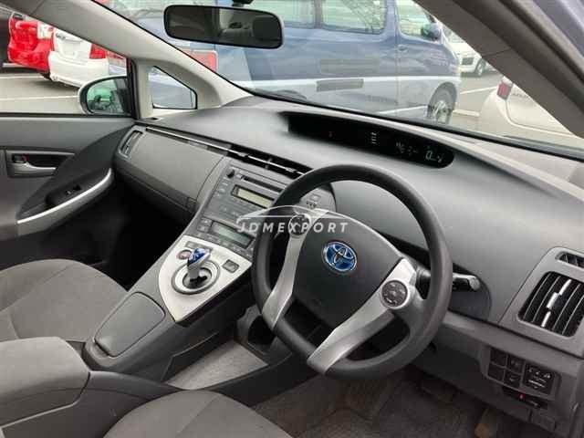 Toyota Prius thumbnail 4