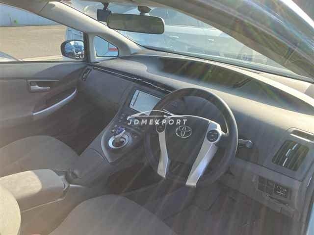 Toyota Prius thumbnail 4