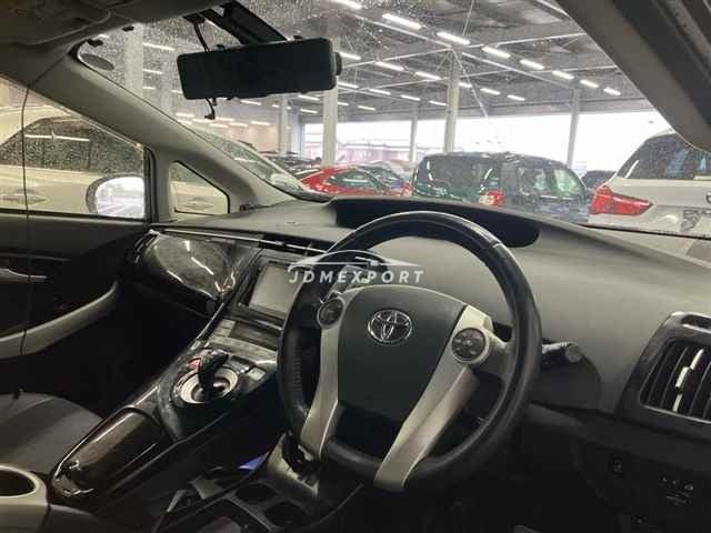 Toyota Prius thumbnail 4