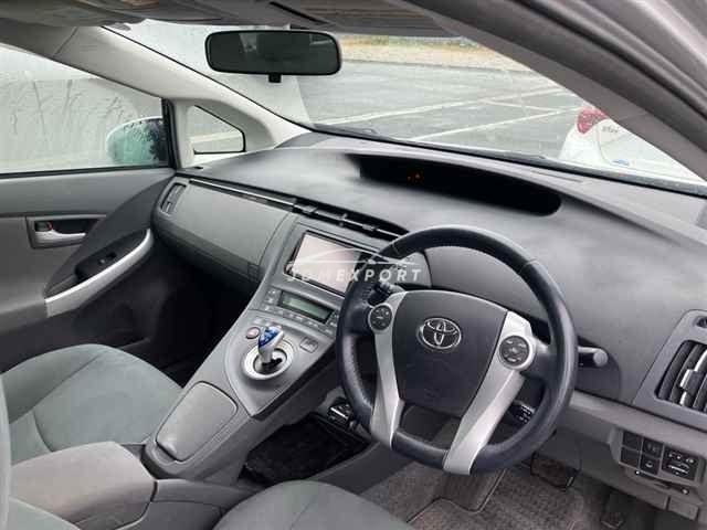 Toyota Prius thumbnail 4