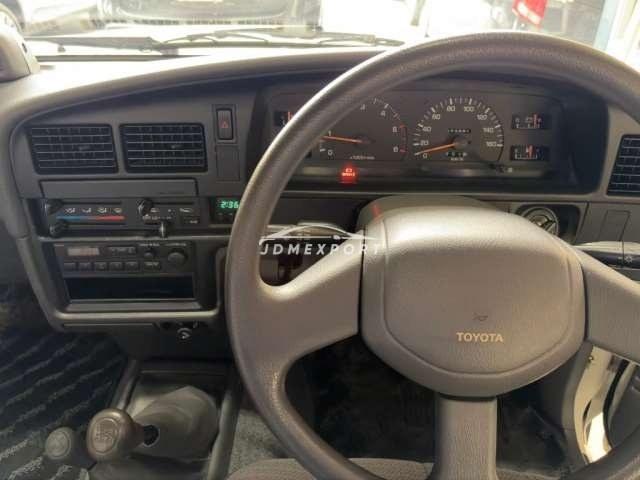 Toyota Hilux 1989 thumbnail 9