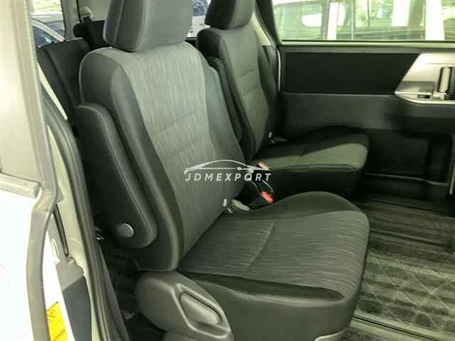Toyota Noah thumbnail 9