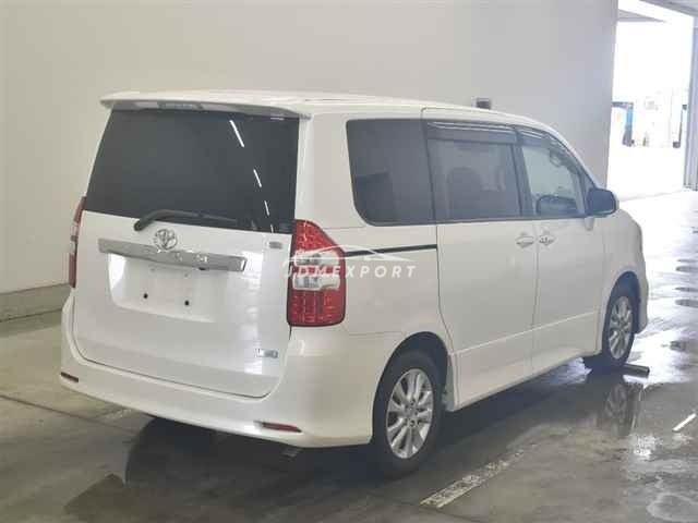 Toyota Noah thumbnail 6