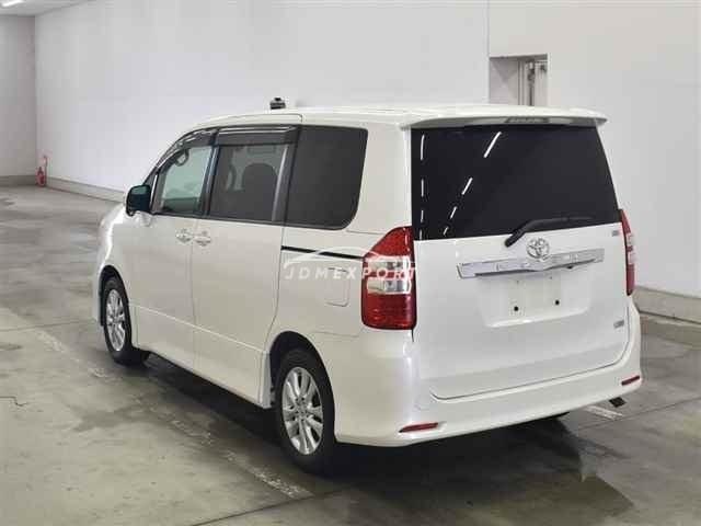 Toyota Noah thumbnail 2