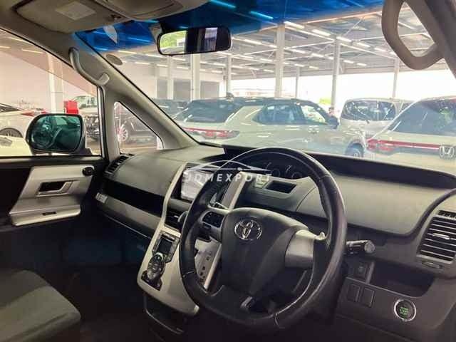 Toyota Noah thumbnail 4