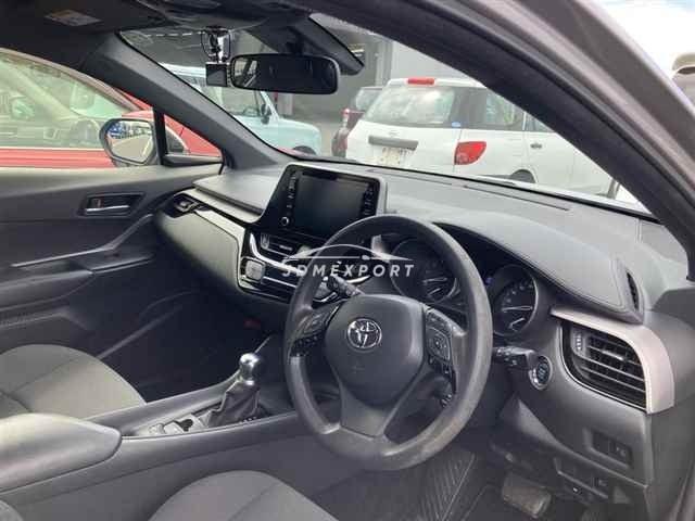 Toyota C-HR thumbnail 4