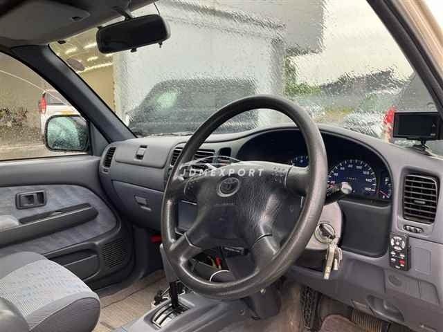 Toyota Hilux thumbnail 4
