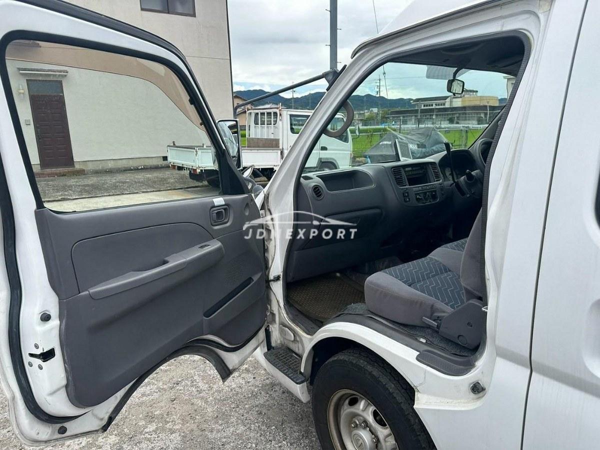 Nissan Caravan Bus 2002 thumbnail 17