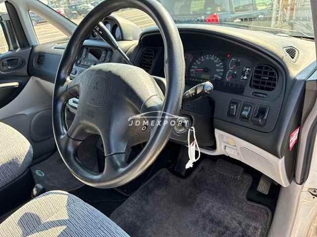 Mitsubishi Delica Spacegear 2002 thumbnail 4